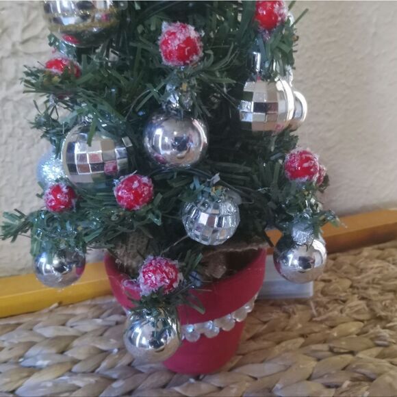 16" Predecorated Prelit Artificial Xmas Tree. Silver glass/mirror ornaments. - Picture 4 of 8
